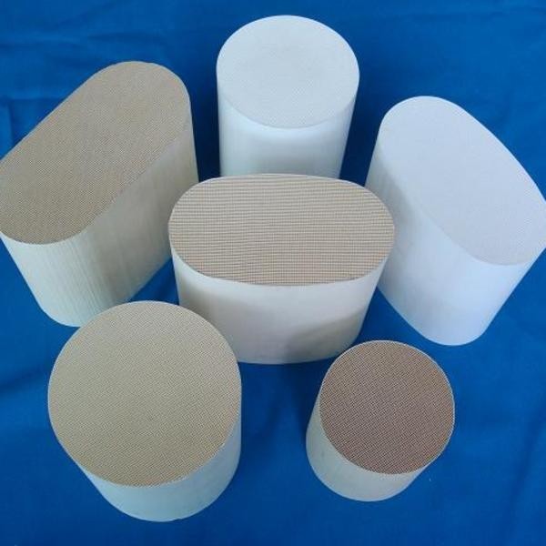 蜂窝陶瓷催化剂载体产品特点:蜂窝陶瓷催化剂载体产品为堇青石材料